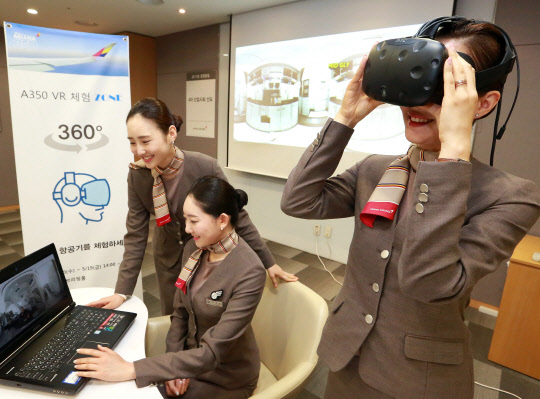 아시아나항공 캐빈승무원들이 'A350 가상현실(VR) 기종체험'을 하고 있다. <아시아나항공 제공>
